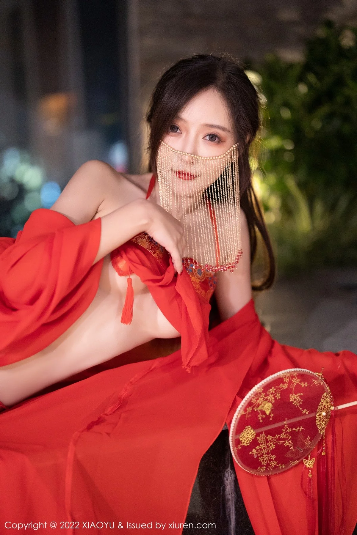 Xrmnw.Com[XiaoYu画语界]Vol.708_女神王馨瑶yanni户外红色古典长衫半脱露性感肚兜极致诱惑写真60P