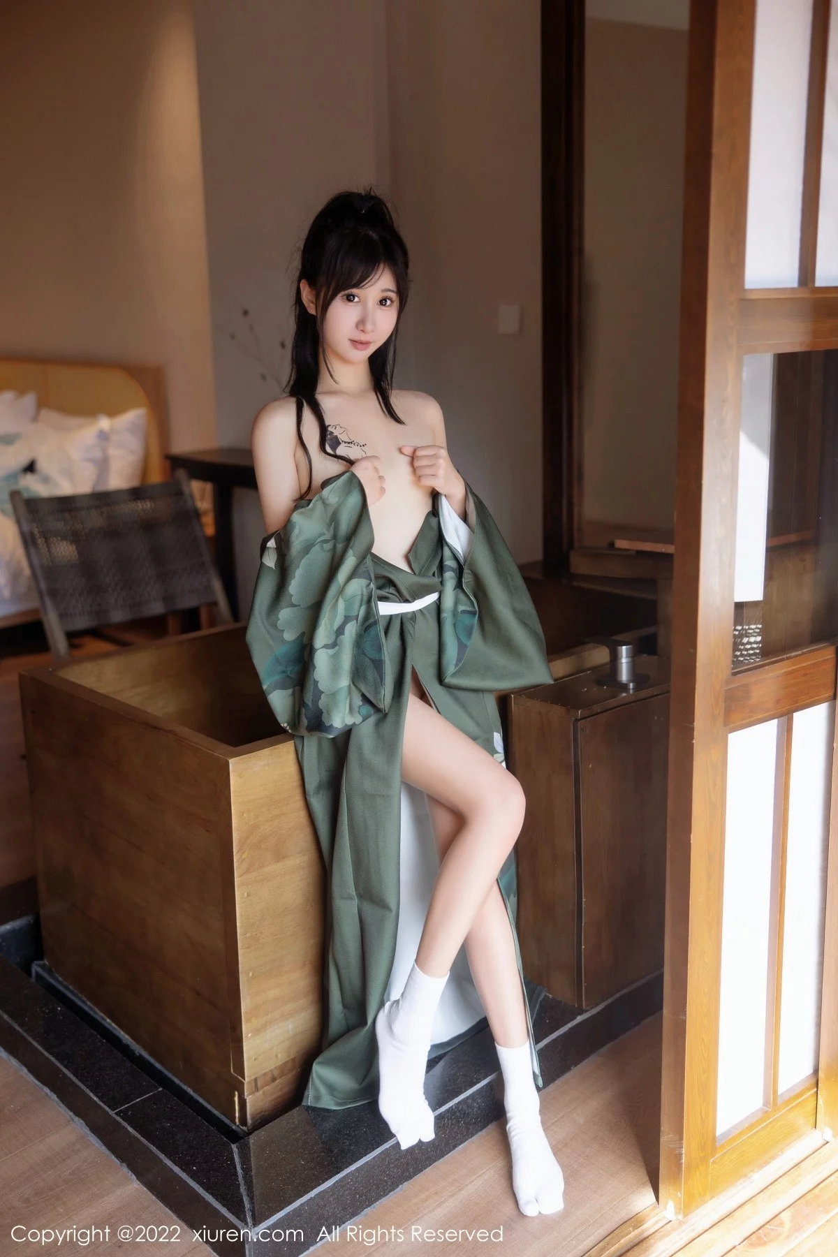 Xrmnw.Com[XiuRen秀人网]No.5256_女神小果冻儿大理旅拍私房暗绿色真空和服秀完美身材诱惑写真85P