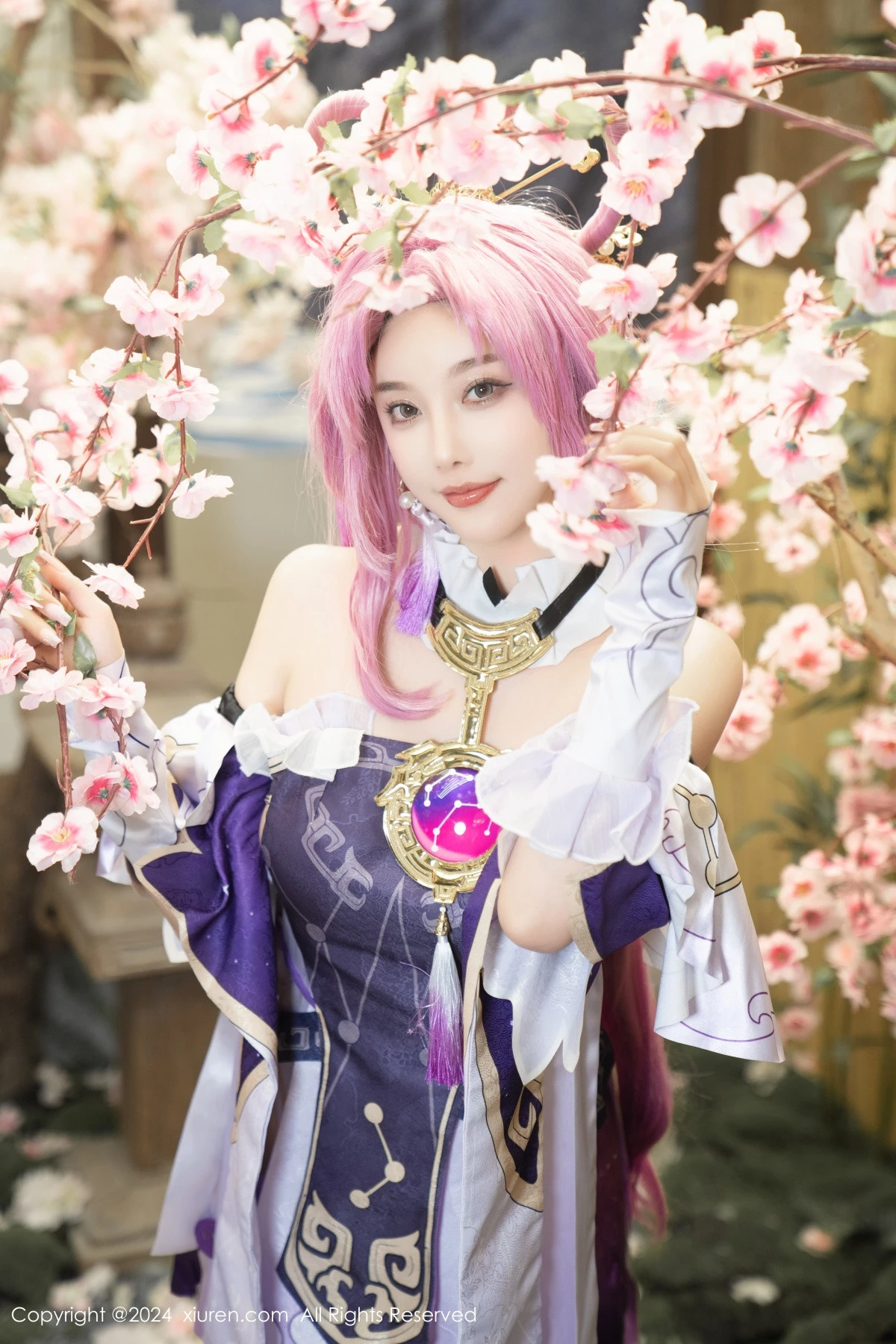 Xrmnw.Com[XiuRen秀人网]No.8943_女神杨晨晨Yome性感紫色Cosplay服饰配白丝袜秀丰满身材诱惑写真79P